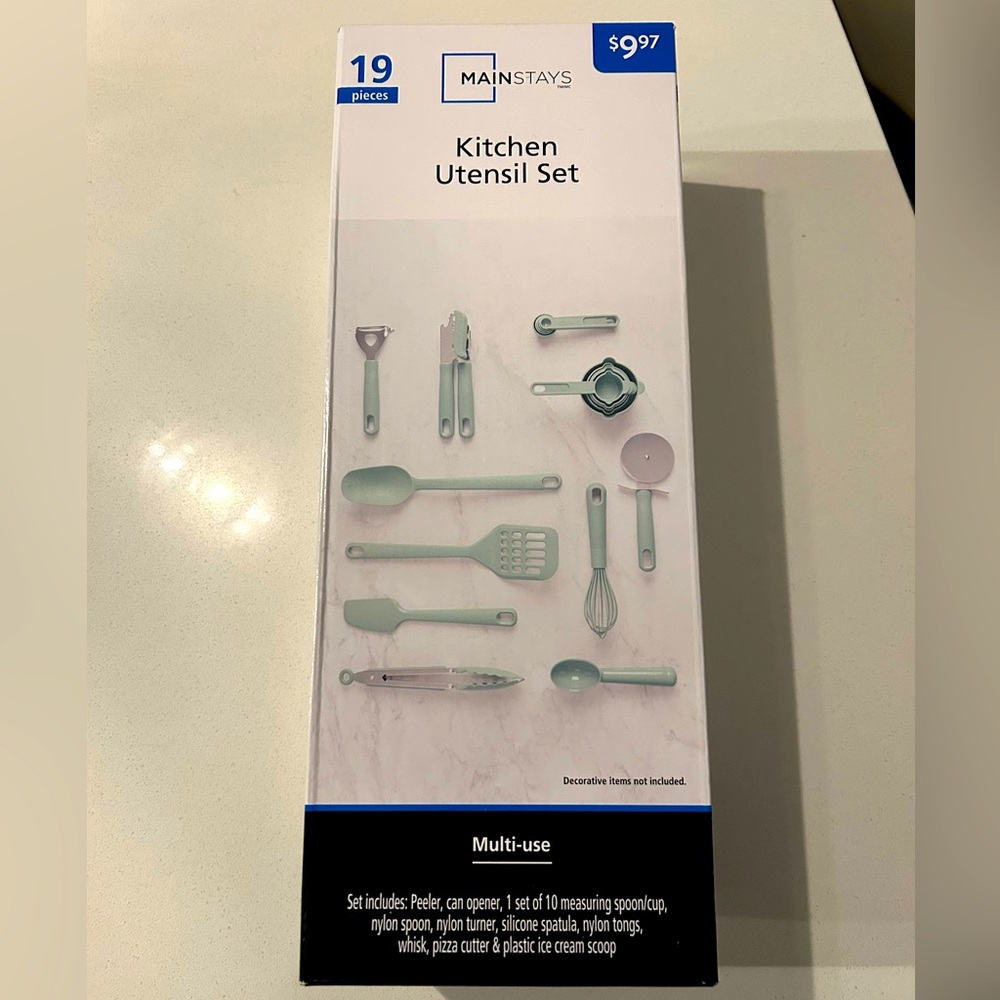 Set of kitchen utensils comes with all the basics 🍴🥄